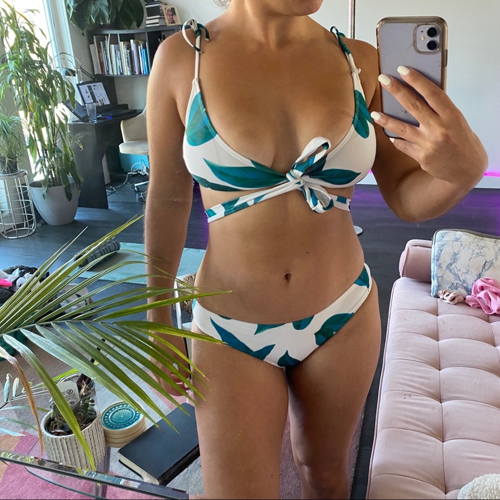 ❣️💜SOLD 💜❣️Tropical leaf print wrap bikini